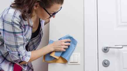 Как легко убрать следы и пятна на стене? Просто добавьте это в воду