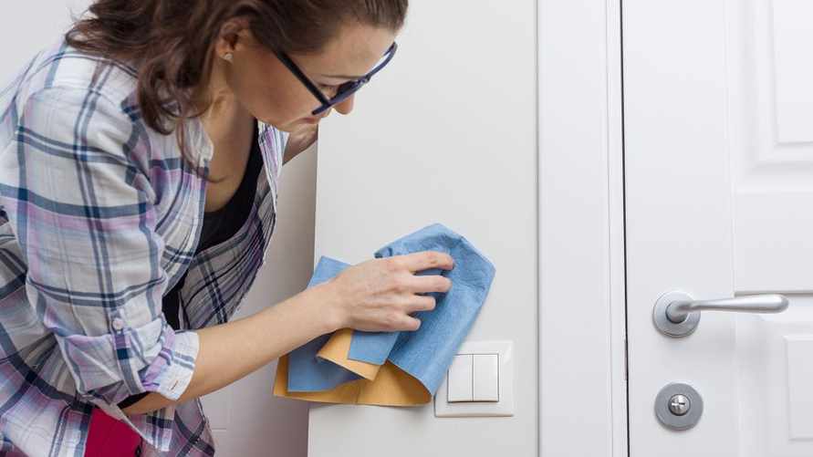 Как легко убрать следы и пятна на стене? Просто добавьте это в воду