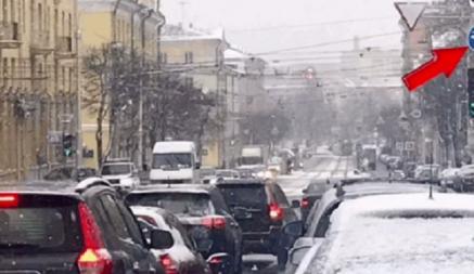 В Минске установили необычные светофор и знак