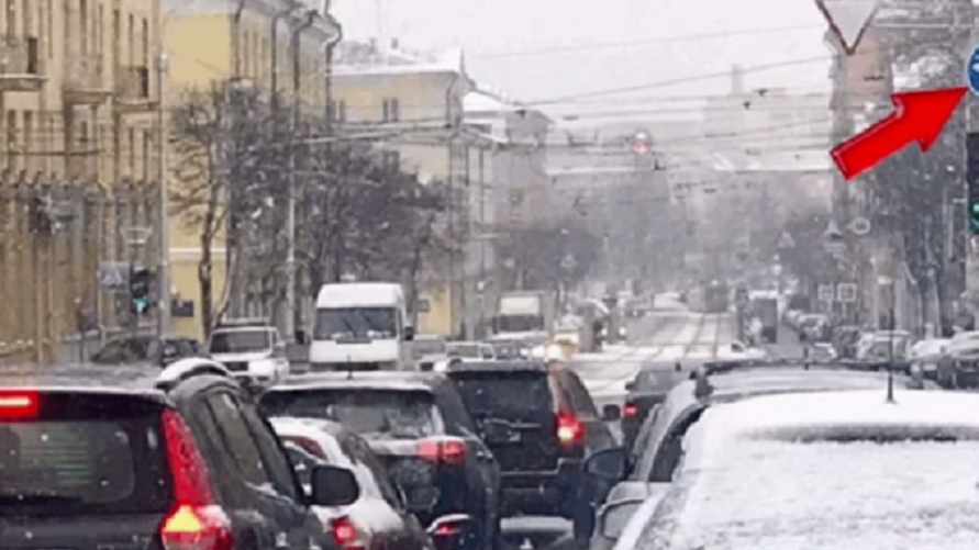 В Минске установили необычные светофор и знак