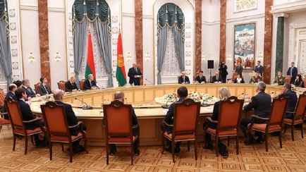 Лукашенко поручил создать «симбиоз» для подготовки «умных бойцов» на журфаке