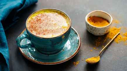 Что добавить в кофе вместо молока? Куркуму! Вот чем она полезнее