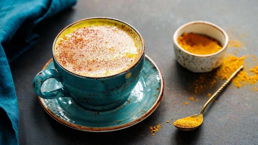 Что добавить в кофе вместо молока? Куркуму! Вот чем она полезнее