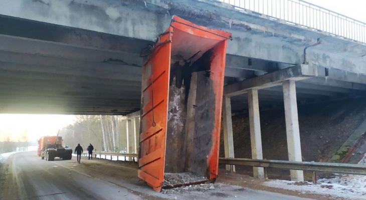 Под Минском МАЗ зацепился прицепом за мост