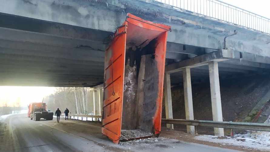 Под Минском МАЗ зацепился прицепом за мост