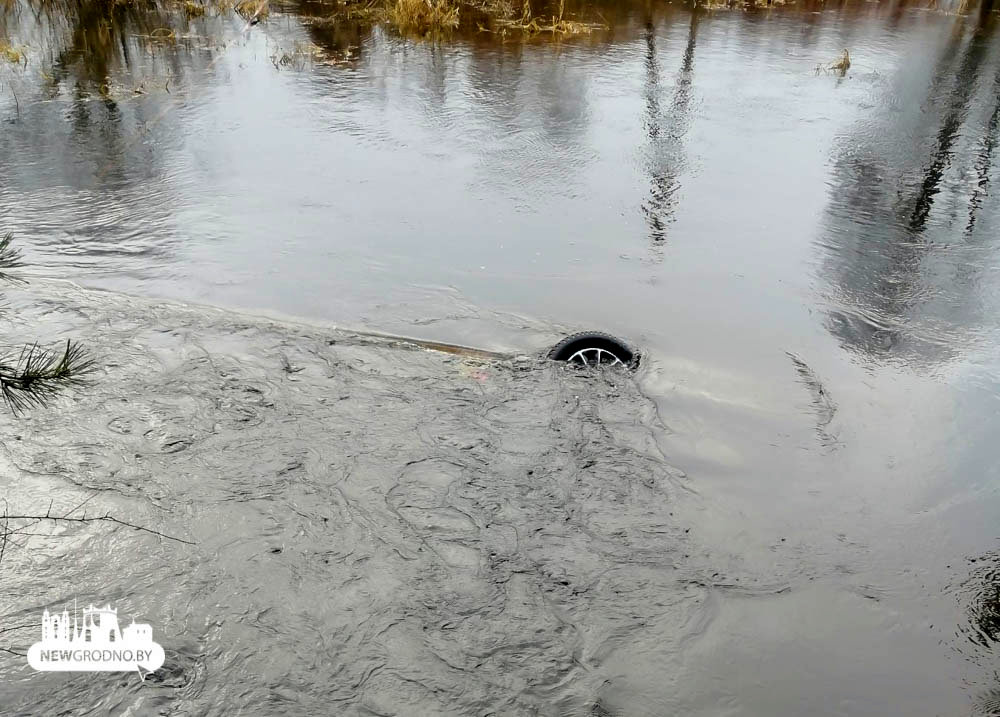 Под Лидой водитель утопила в реке автомобиль