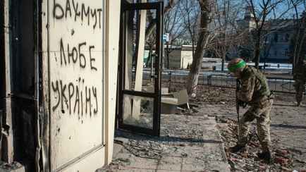 «Работает мясорубка» — Пригожин объяснил, почему россияне не могут окружить Бахмут