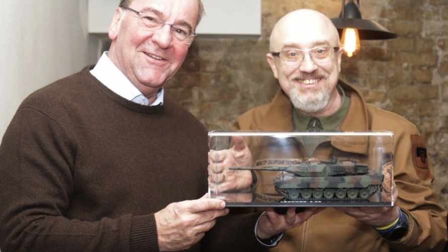 Министр обороны Германии привез в Киев танк Leopard 2