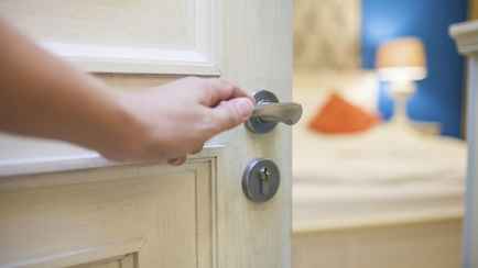 Почему нужно закрывать дверь спальни на ночь? Это может спасти вам жизнь