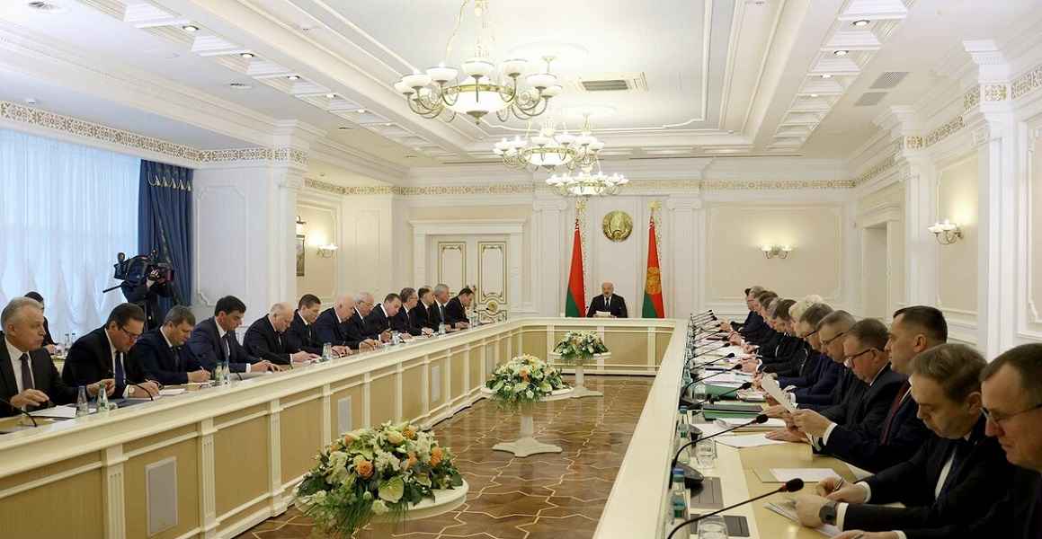 Лукашенко приказал взять импорт «под жесточайший контроль»