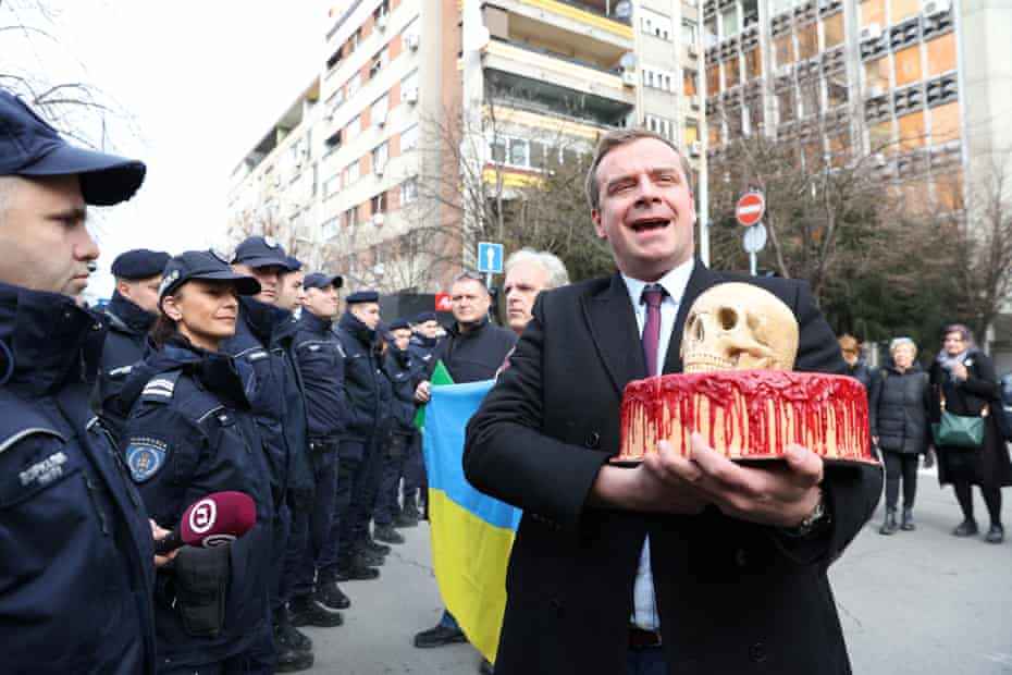 Российскому посольству в Сербии подарили кровавый торт с черепом