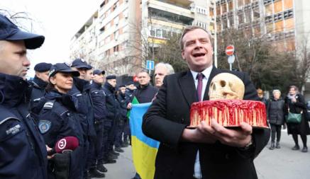 Российскому посольству в Сербии подарили кровавый торт с черепом