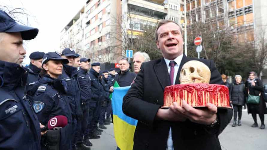 Российскому посольству в Сербии подарили кровавый торт с черепом