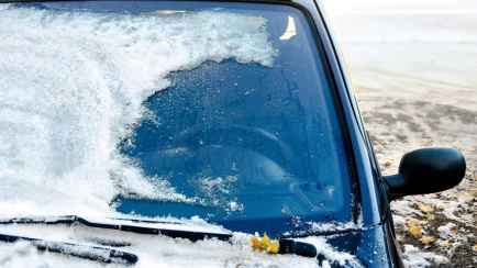 Как очистить замерзшее стекло машины от льда без скребка? Гениальный способ за копейки