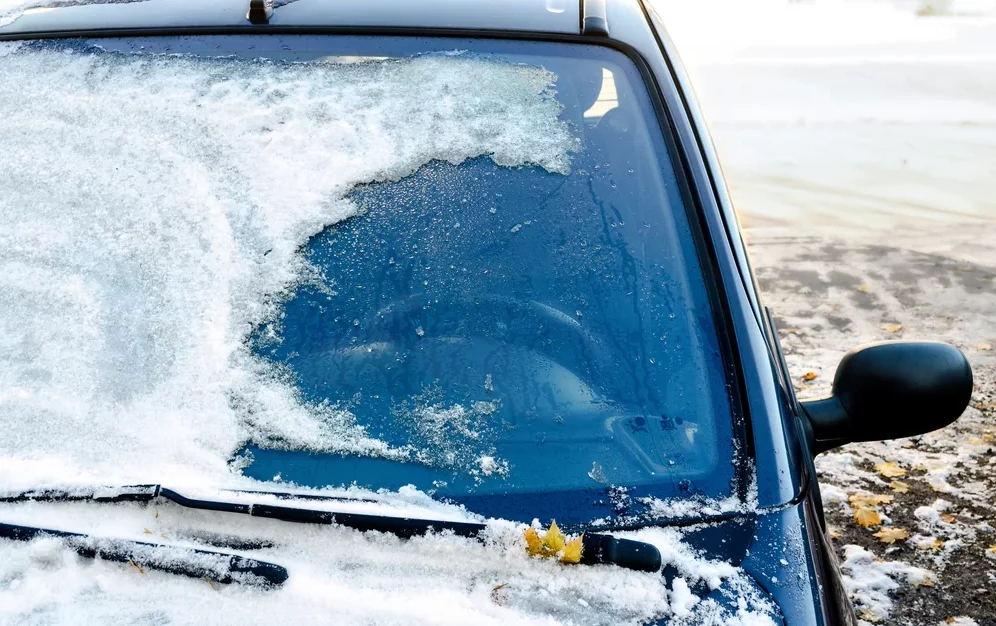 Как очистить замерзшее стекло машины от льда без скребка? Гениальный способ за копейки