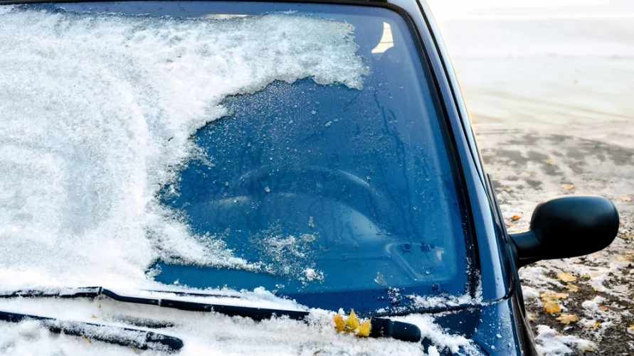 Как очистить замерзшее стекло машины от льда без скребка? Гениальный способ за копейки