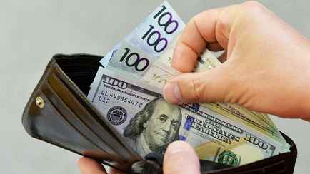 Средняя зарплата в Беларуси подскочила до 747 долларов