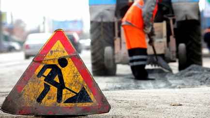 Чиновники объяснили, почему дороги в Беларуси похожи на «стиральную доску»