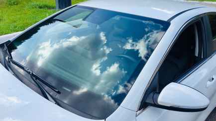 Эксперт рассказал, как лобовое стекло может стать причиной пожара в машине