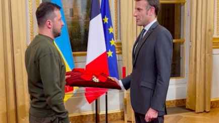Макрон вручил Зеленскому орден, как у Путина