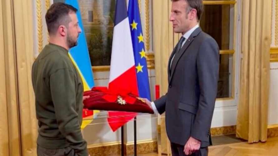 Макрон вручил Зеленскому орден, как у Путина