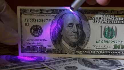 Минчанка обвинила банк в выдаче фальшивых долларов