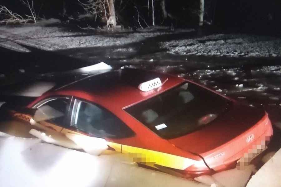 В Гомельском районе такси провалилось под лед