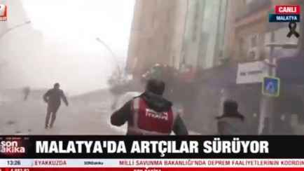 Появилось видео, как люди бегут по улице падающих зданий в Турции