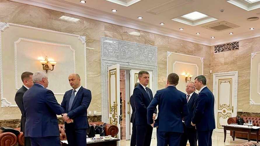 Лукашенко заявил чиновникам, что он "не Дед Мороз"