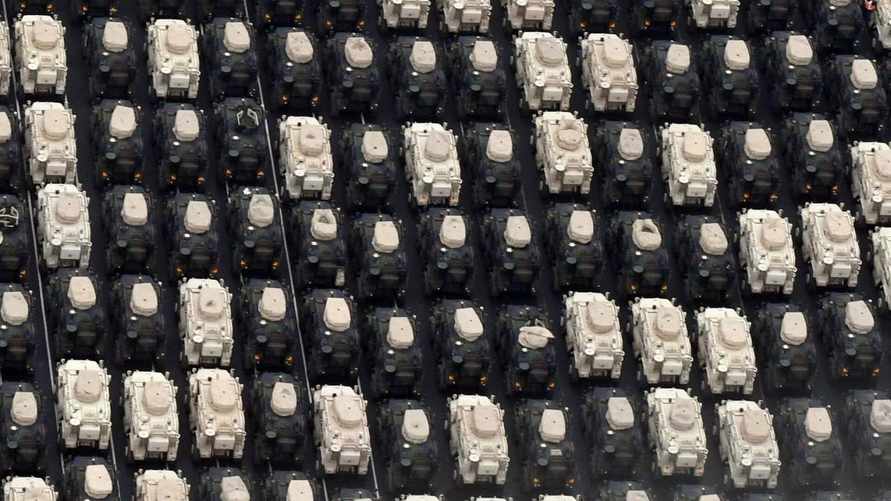 В сеть попали фото переполненного бронетехникой для Украины порта в Германии