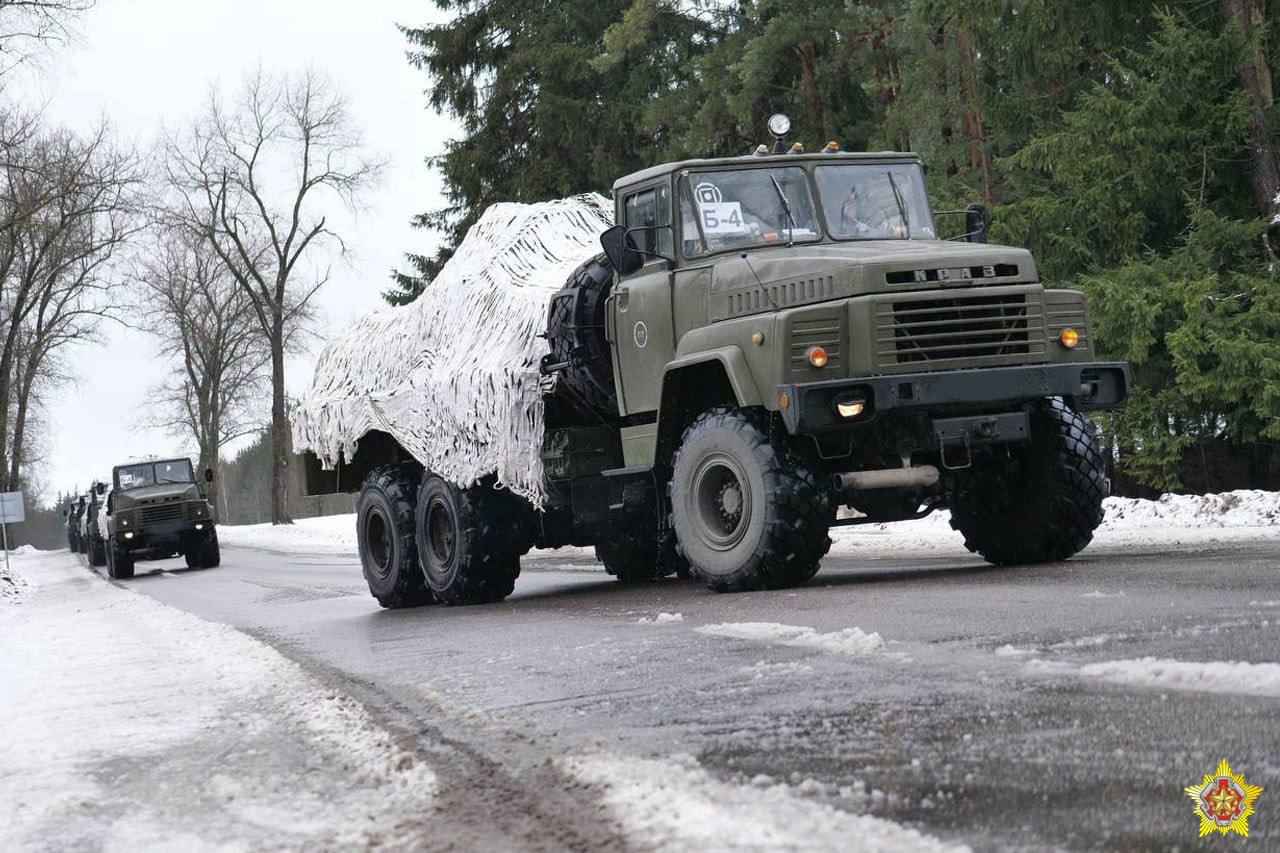 Минобороны Беларуси отправило механизированное соединение "в назначенный район"