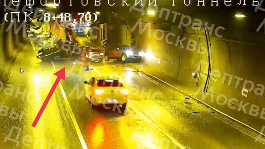 В Москве массовая авария в тоннеле попала на видео