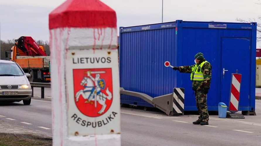 Литва стала разворачивать фуры не из стран Шенгена