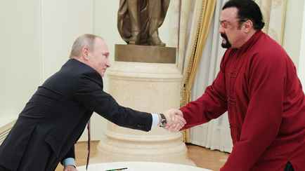 Путин наградил Стивена Сигала орденом