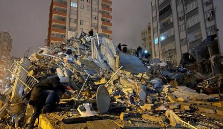 В Турции из-за мощного землетрясения погибли более 100 человек