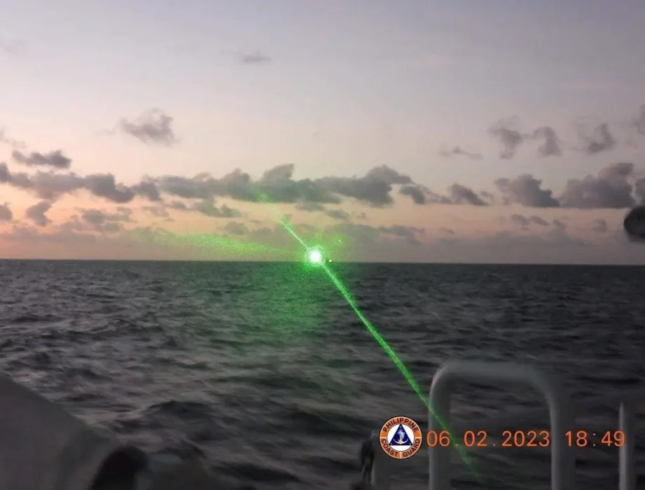 Китайский пограничный корабль применил боевой лазер