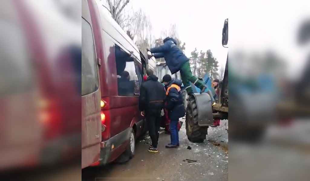 Появилось видео первых минут после столкновения маршрутки с трактором под Бобруйском