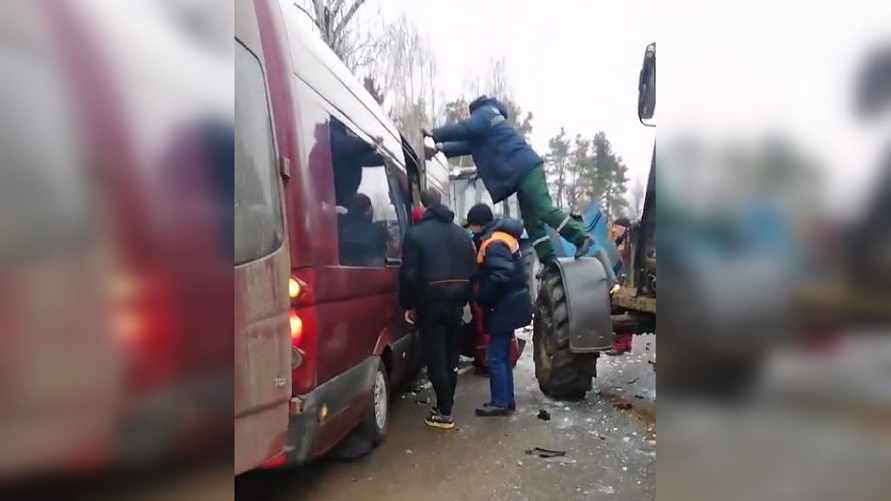 Появилось видео первых минут после столкновения маршрутки с трактором под Бобруйском