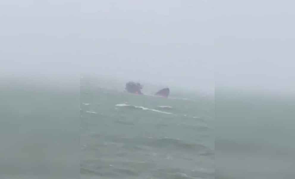 В России корабль разломился надвое