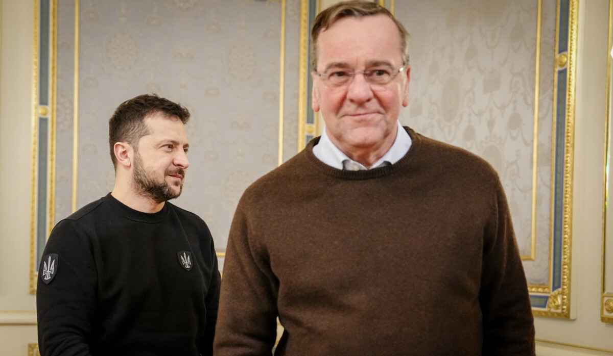 07 February 2023, Ukraine, Kiew: Volodymyr Selensky, President of Ukraine, receives Boris Pistorius (r, SPD), Federal Minister of Defense. The minister is visiting the Ukrainian capital around two weeks after taking office for political talks focusing on arms deliveries. Photo: Kay Nietfeld/dpa