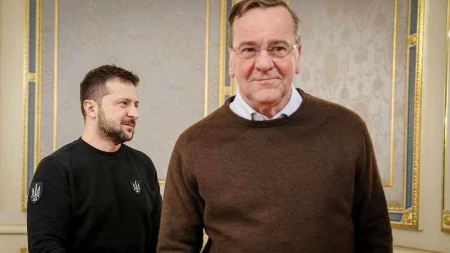 07 February 2023, Ukraine, Kiew: Volodymyr Selensky, President of Ukraine, receives Boris Pistorius (r, SPD), Federal Minister of Defense. The minister is visiting the Ukrainian capital around two weeks after taking office for political talks focusing on arms deliveries. Photo: Kay Nietfeld/dpa