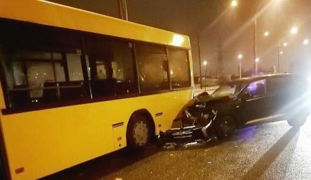 В Минске авто врезалось в пассажирский автобус