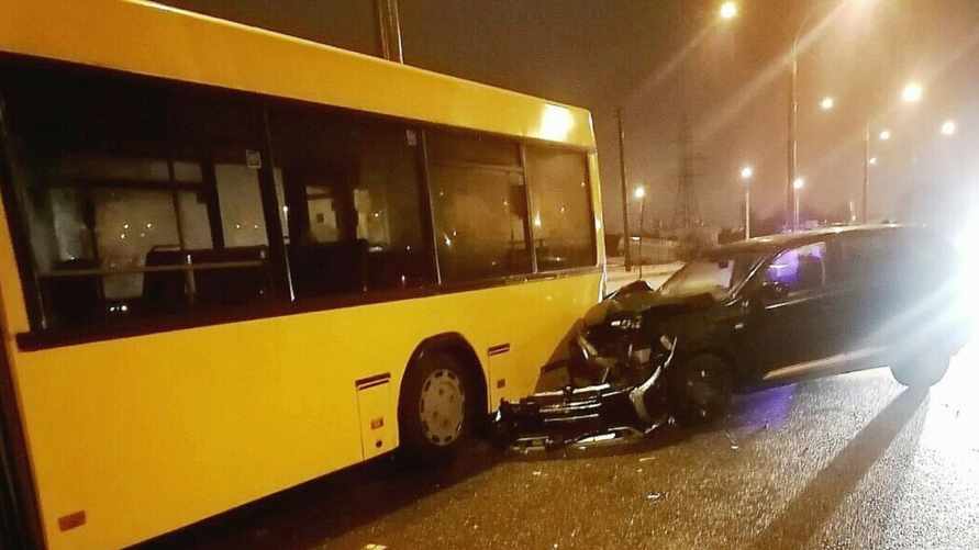 В Минске авто врезалось в пассажирский автобус