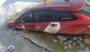 В Гомеле такси с пассажиром провалилось под лед