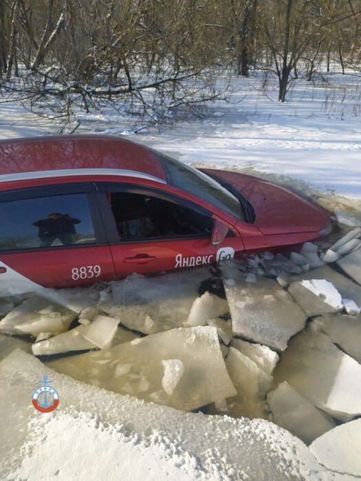 В Гомеле такси с пассажиром провалилось под лед