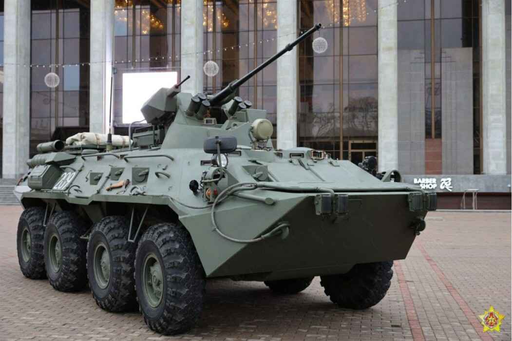 В центре Минска вывели БТР и спецтехнику