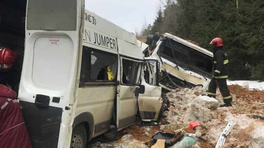 Под Смолевичами в столкновении МАЗа и маршрутки погибли 11 человек
