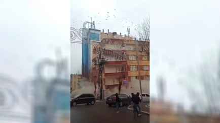 Появилось видео, как Турции многоэтажный дом складывается из-за землетрясения