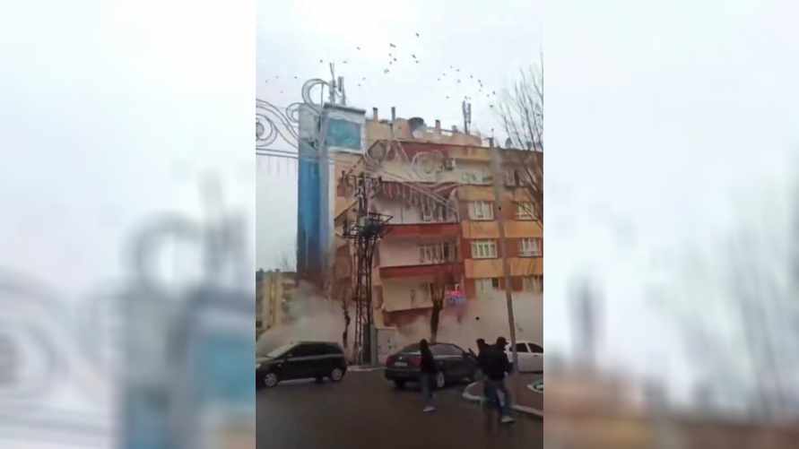 Появилось видео, как Турции многоэтажный дом складывается из-за землетрясения