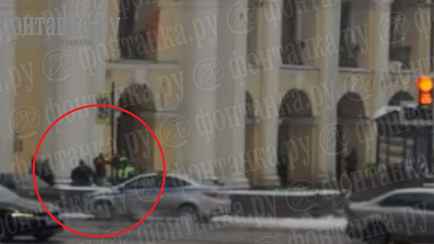 На видео попало, как в Питере стреляют из дробовика в ОМОНовца